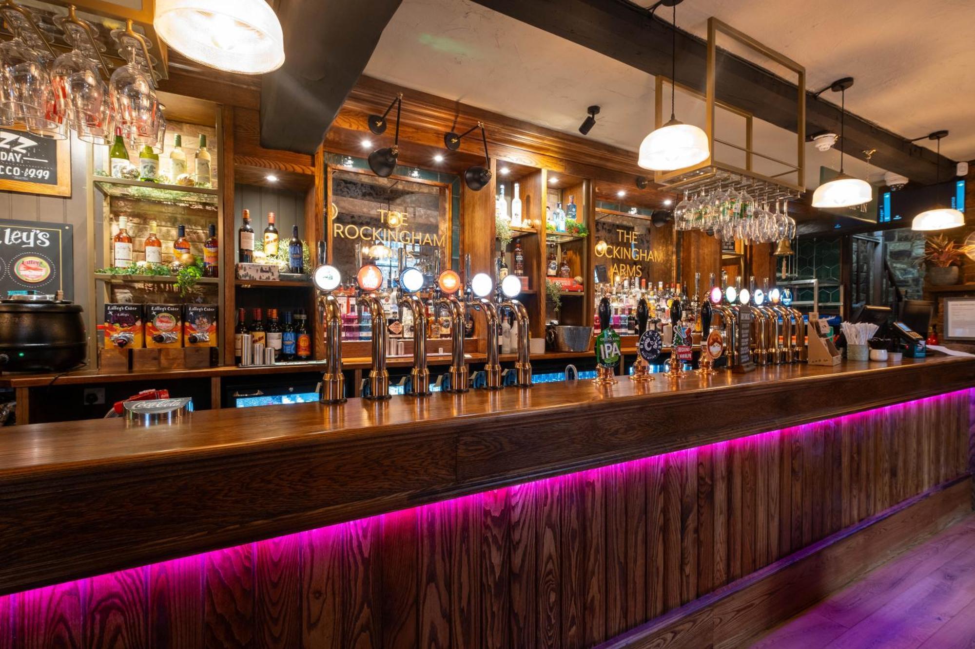 Wentworth  Rockingham Arms By Greene King Inns מראה חיצוני תמונה