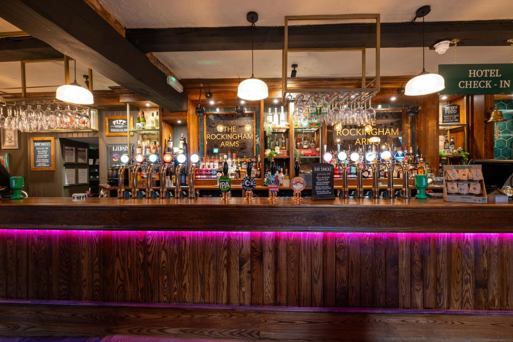 Wentworth  Rockingham Arms By Greene King Inns מראה חיצוני תמונה